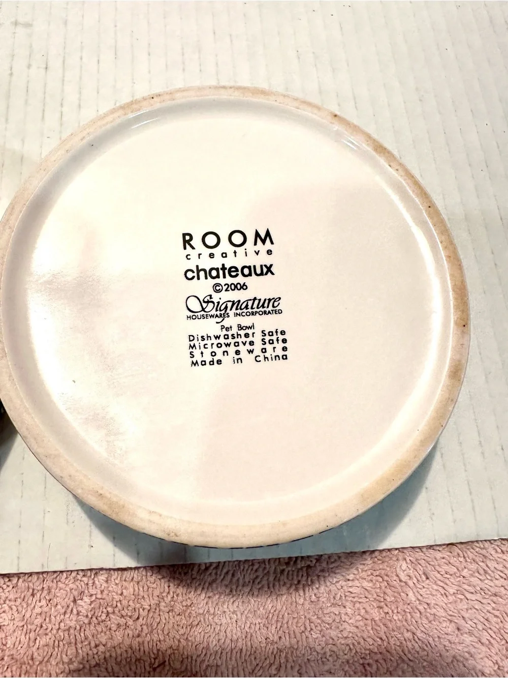 Room Creative Chateaux Set of Two White Pet Ceramic Bowls with Black Damask